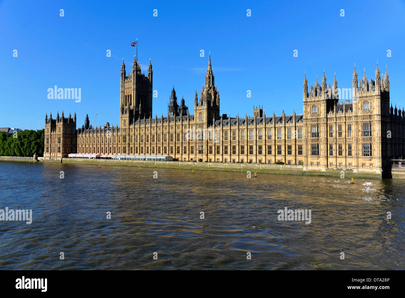 Palazzo di Westminster e la Casa del Parlamento, con la torre di Victoria, sul Fiume Tamigi nella luce del mattino, City of London Foto Stock