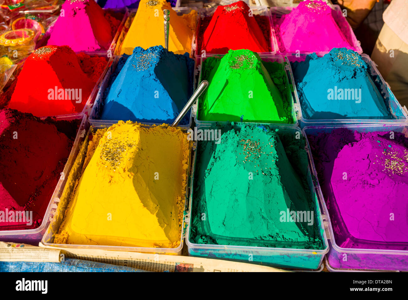 Polvere di colore in diversi colori viene visualizzata in cumuli per la vendita, Mumbai, Maharashtra, India Foto Stock