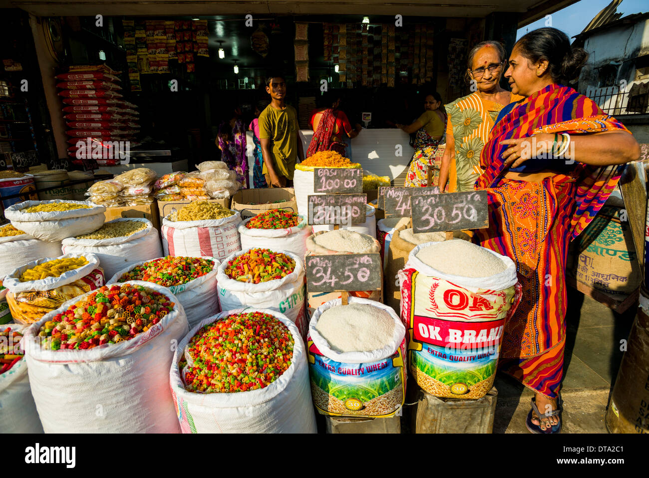 Varie tagliatelle in vendita in sacchi in un mercato all'aperto, Mumbai, Maharashtra, India Foto Stock