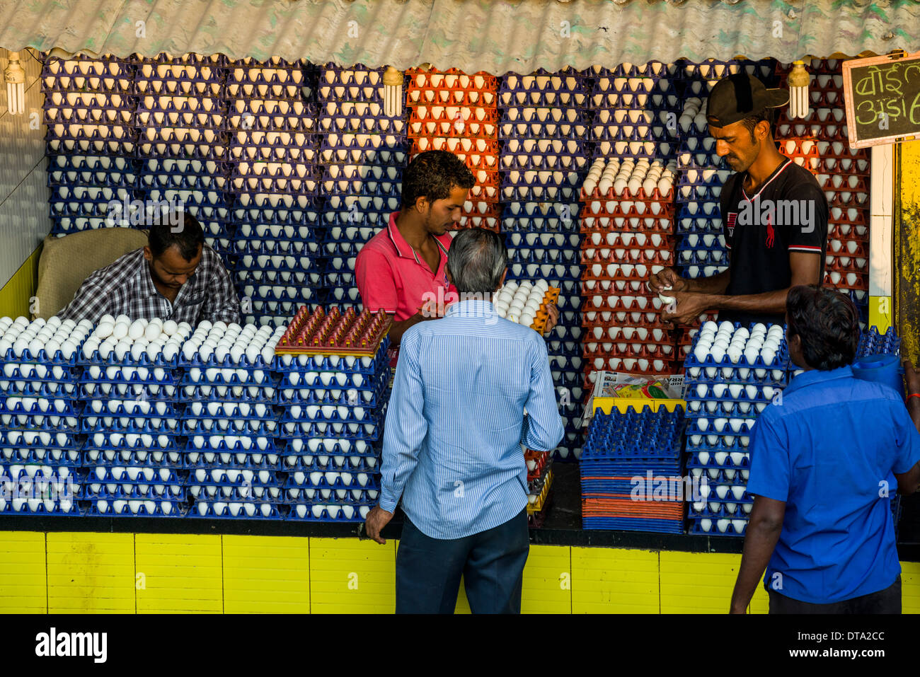 Le uova per la vendita in un mercato all'aperto, Mumbai, Maharashtra, India Foto Stock