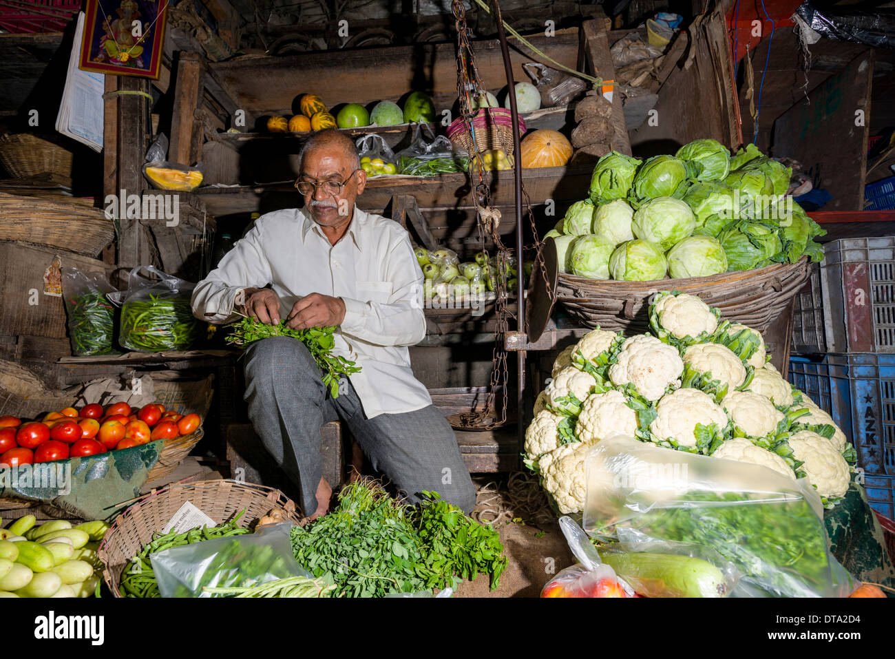 L'uomo vendere verdure al mercato Crawfort, Mumbai, Maharashtra, India Foto Stock