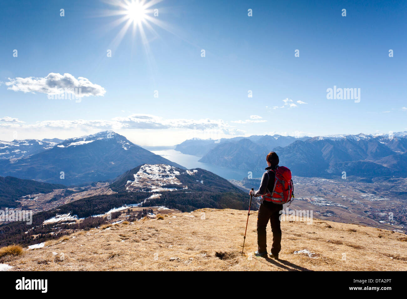 Escursionista ascendente Monte Stivo, di montagna che si affaccia sul Lago di Garda, Trentino, Italia Foto Stock