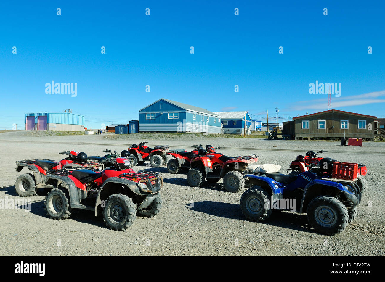 Parcheggio auto con diversi quad bikes, ATV, nel villaggio inuit del Ulukhaktok, Victoria Island, precedentemente Holman Isola Foto Stock