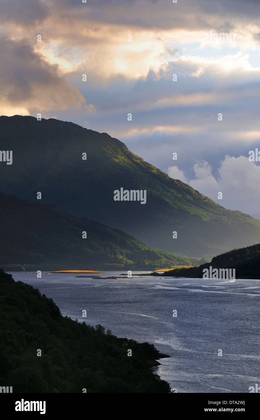 Nuvole atmosferica sopra Loch Leven, Glen Coe, Ross Skye e Lochaber, Highlands scozzesi, Scotland, Regno Unito Foto Stock