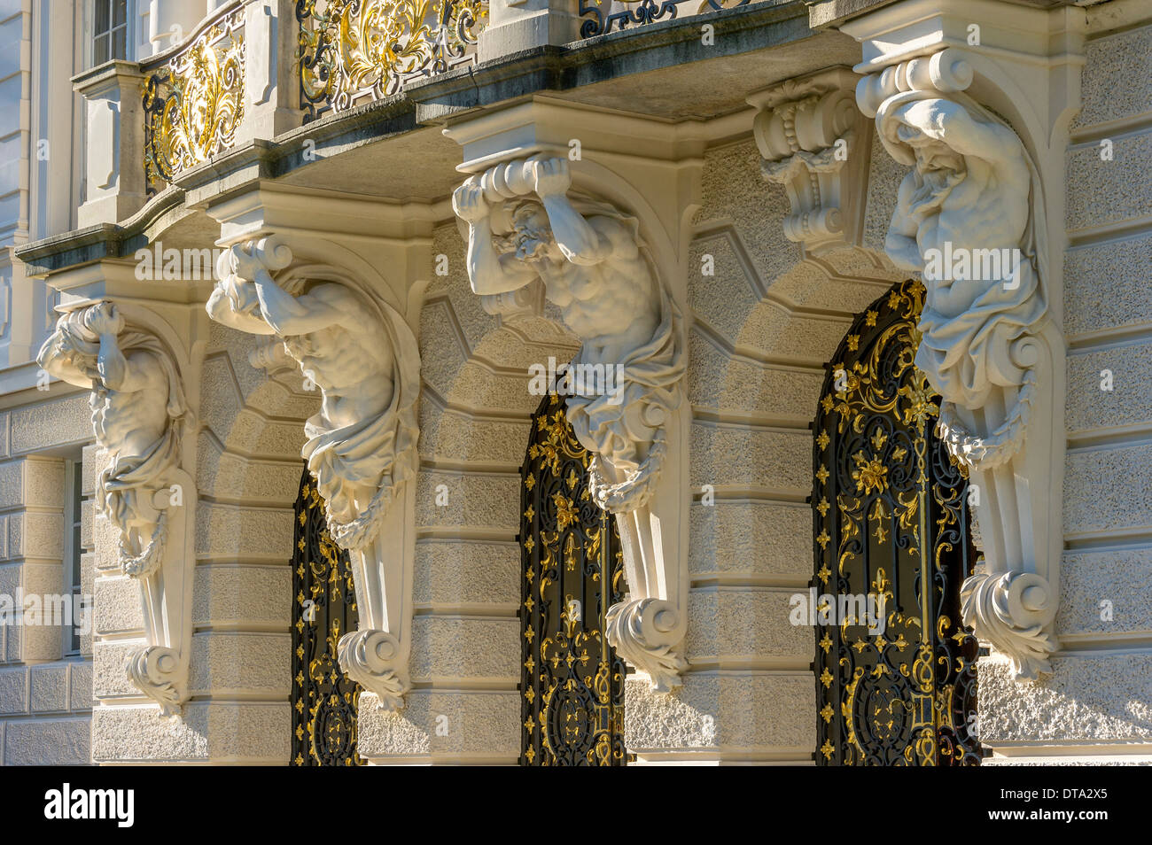 Atlanti scolpiti sulla facciata del lato sud di Schloss Linderhof Palace, Alta Baviera, Baviera, Germania Foto Stock