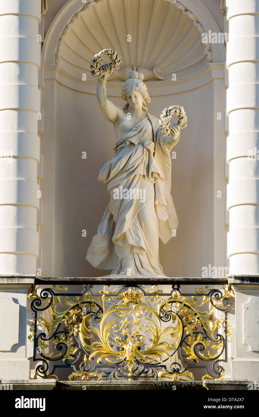 Statua della Baviera, il santo patrono di stato della Baviera, in una nicchia della facciata del lato sud di Schloss Linderhof Foto Stock