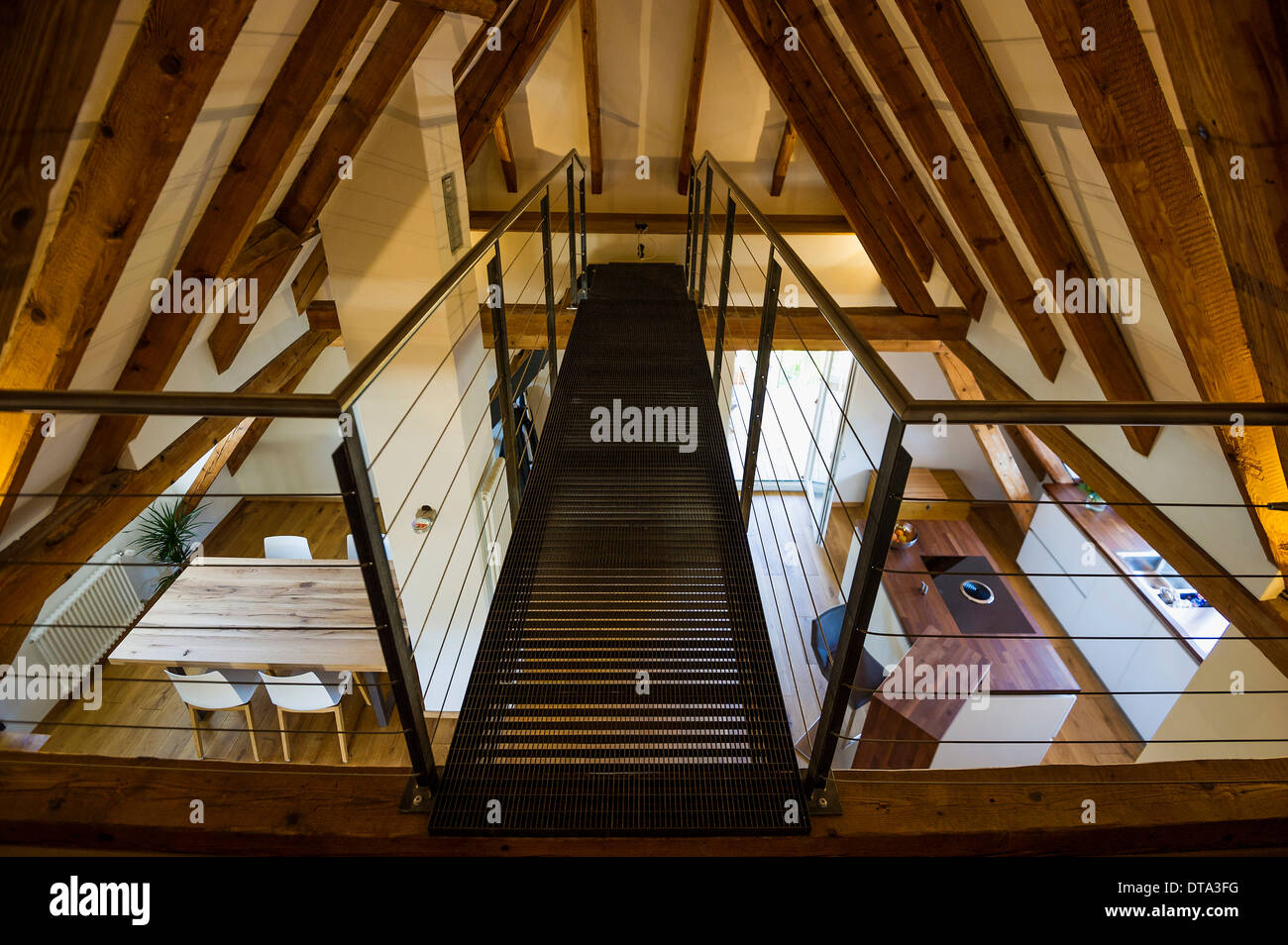 Convertito soppalco con una zona soggiorno e una cucina moderna Foto Stock