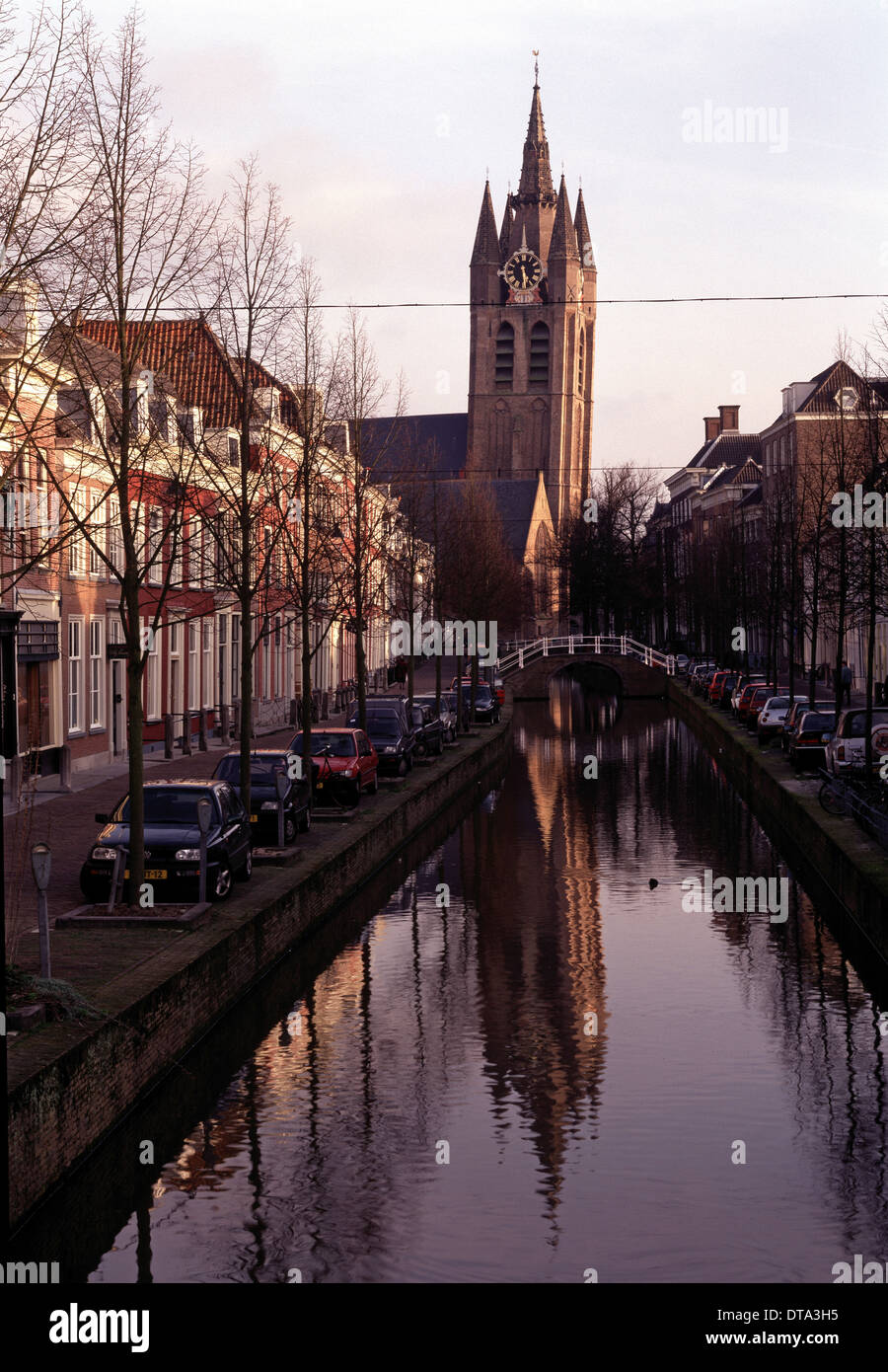 Delft, Blick auf die Oude Kerk Foto Stock