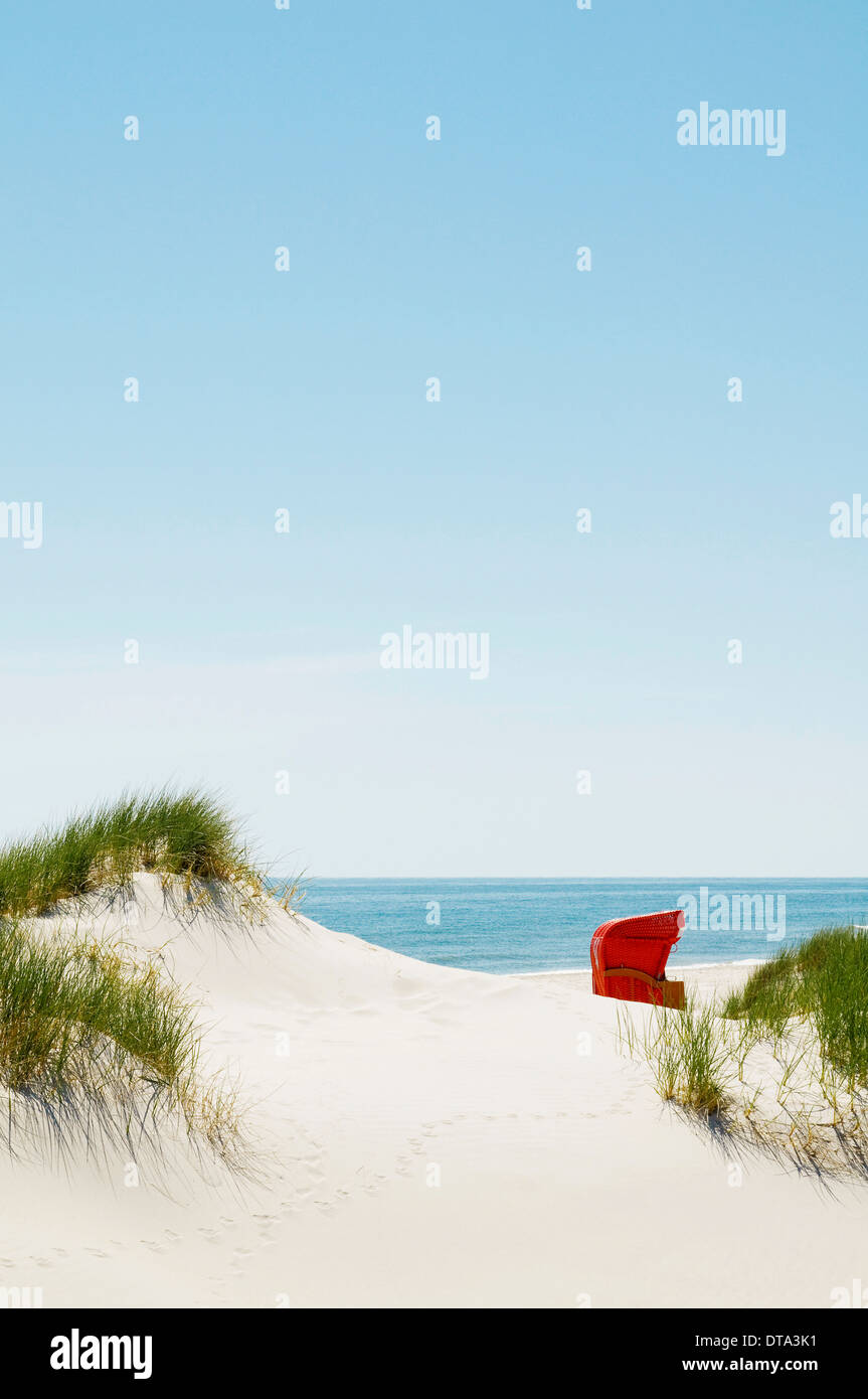 La spiaggia rossa sedia in dune sul mare, Amrum, Nord Isole Frisone, Schleswig-Holstein, Germania Foto Stock