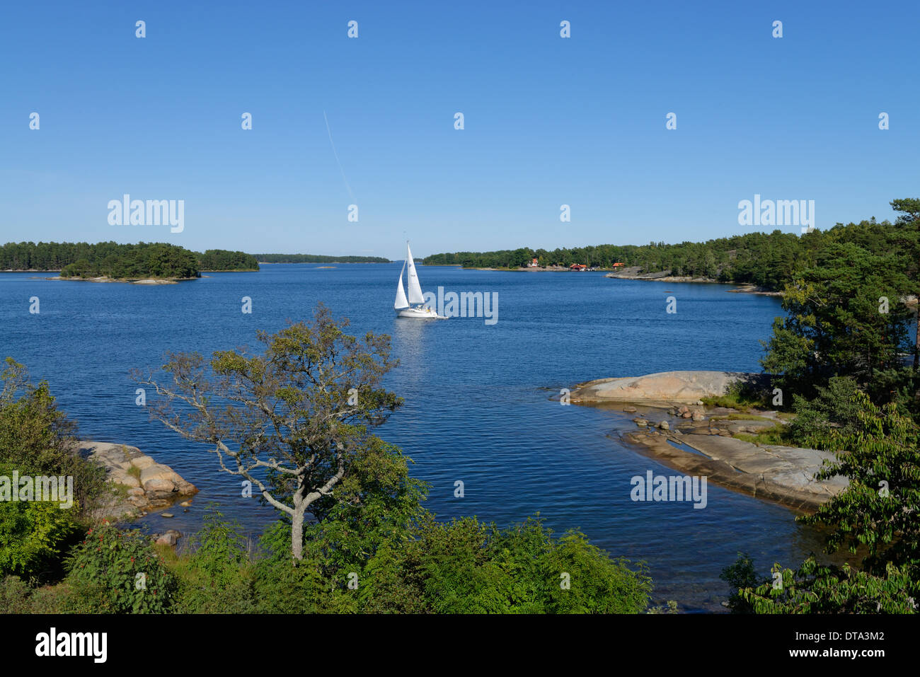 In barca a vela e rotonde tipiche rocce levigate, roches moutonnées, su finhamn isola nel centro di Stoccolma, arcipelago di Stoccolma Foto Stock