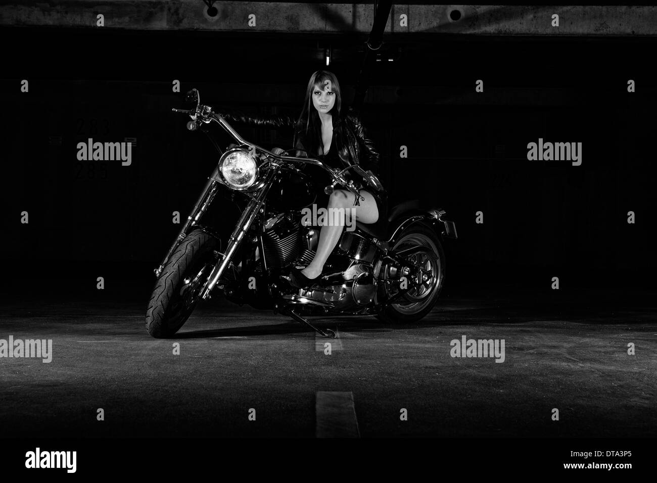 Donna su un motociclo Foto Stock