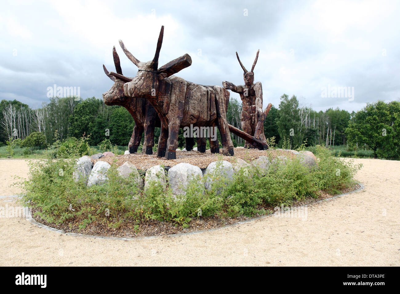 Cottbus, Germania, la scultura del diavolo con buoi in rinaturato Spreeaue Foto Stock