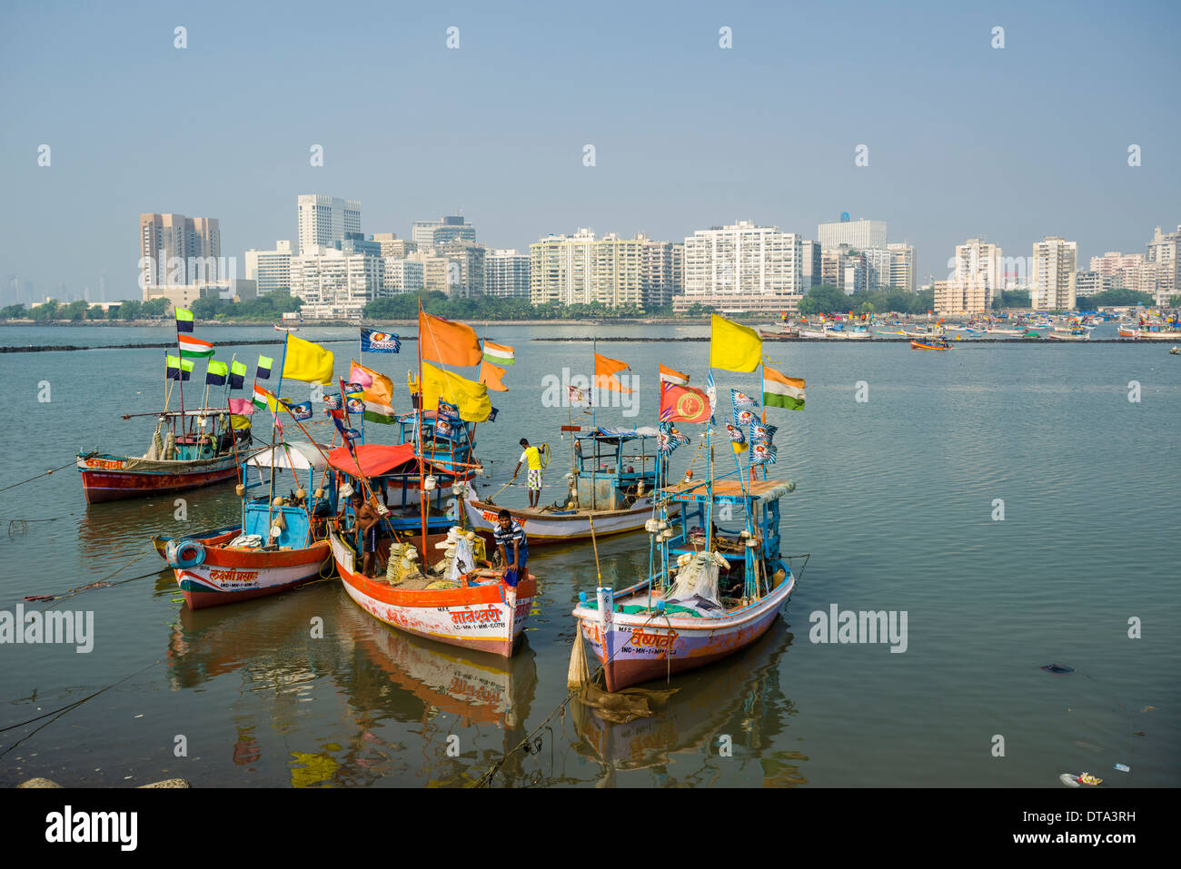 Lo skyline del borgo Churchgate si vede attraverso il Back Bay con alcune barche da pesca, Mumbai, Maharashtra, India Foto Stock