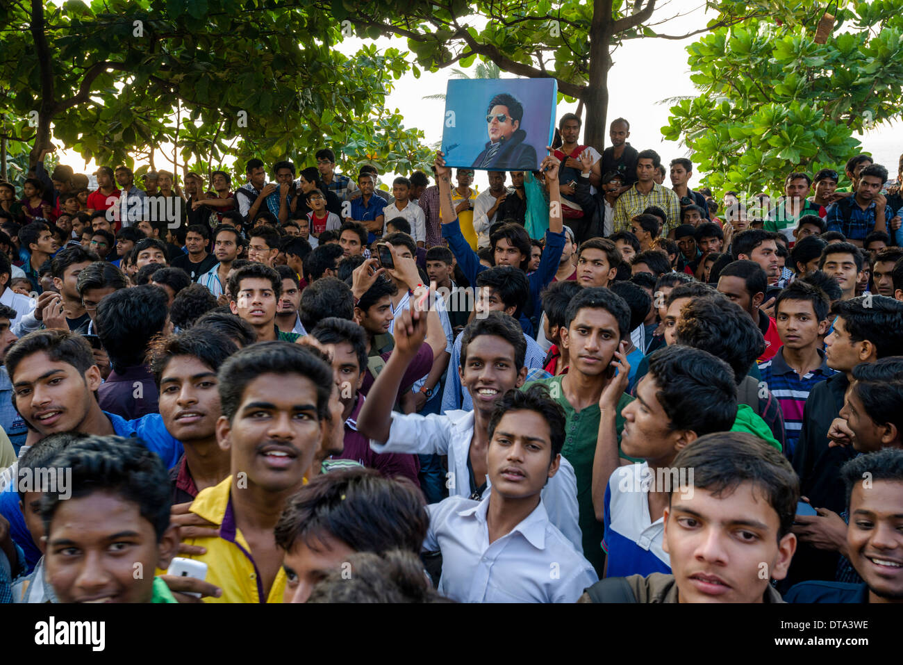 La folla di tifosi incontro presso il gate di Shahrukh Khan's villa presso il suo compleanno, Bandra, Mumbai, Maharashtra, India Foto Stock