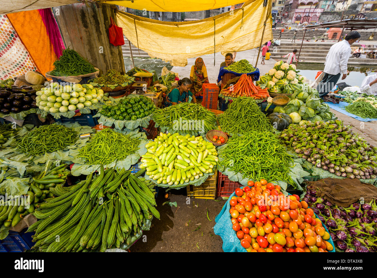 Vegetali in stallo il settimanale mercato ortofrutticolo, Nasik, Maharashtra, India Foto Stock