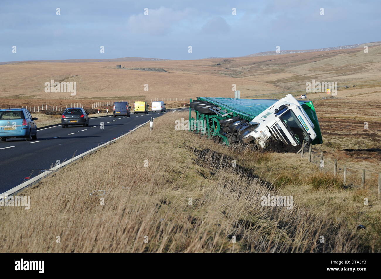 Woodhead Pass, UK. Xiii Febbraio, 2014. Ribaltato un camion sul A628 Woodhead passano tra Manchester e Barnsley causato da un sev Foto Stock