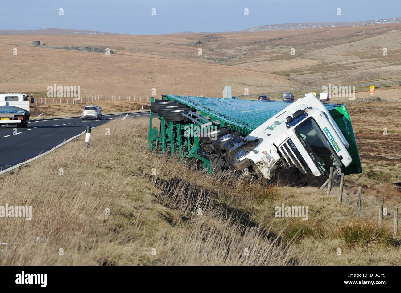 Woodhead Pass, UK. Xiii Febbraio, 2014. Ribaltato un camion sul A628 Woodhead passano tra Manchester e Barnsley causato da un sev Foto Stock