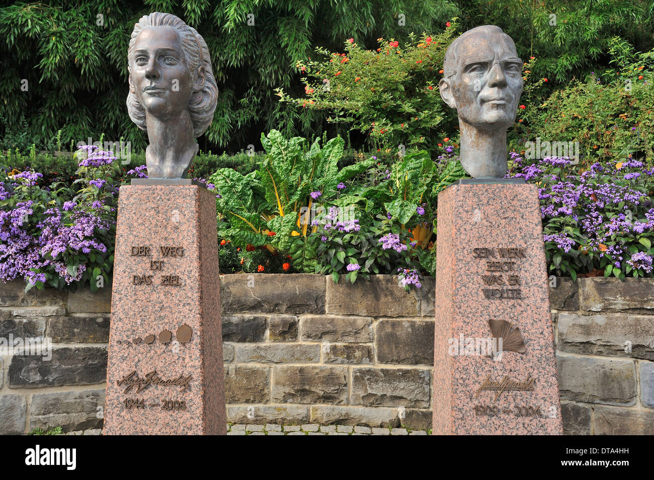 I busti di conte Lennart Bernadotte di Wisborg e la Contessa Sonja Bernadotte di Wisborg, artista Waldemar Schröder, Mainau Foto Stock