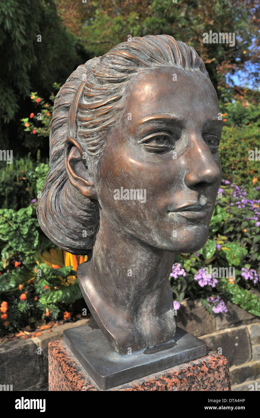 Busto della contessa di Sonja Bernadotte di Wisborg, artista Waldemar Schröder, Mainau, Baden-Württemberg, Germania Foto Stock