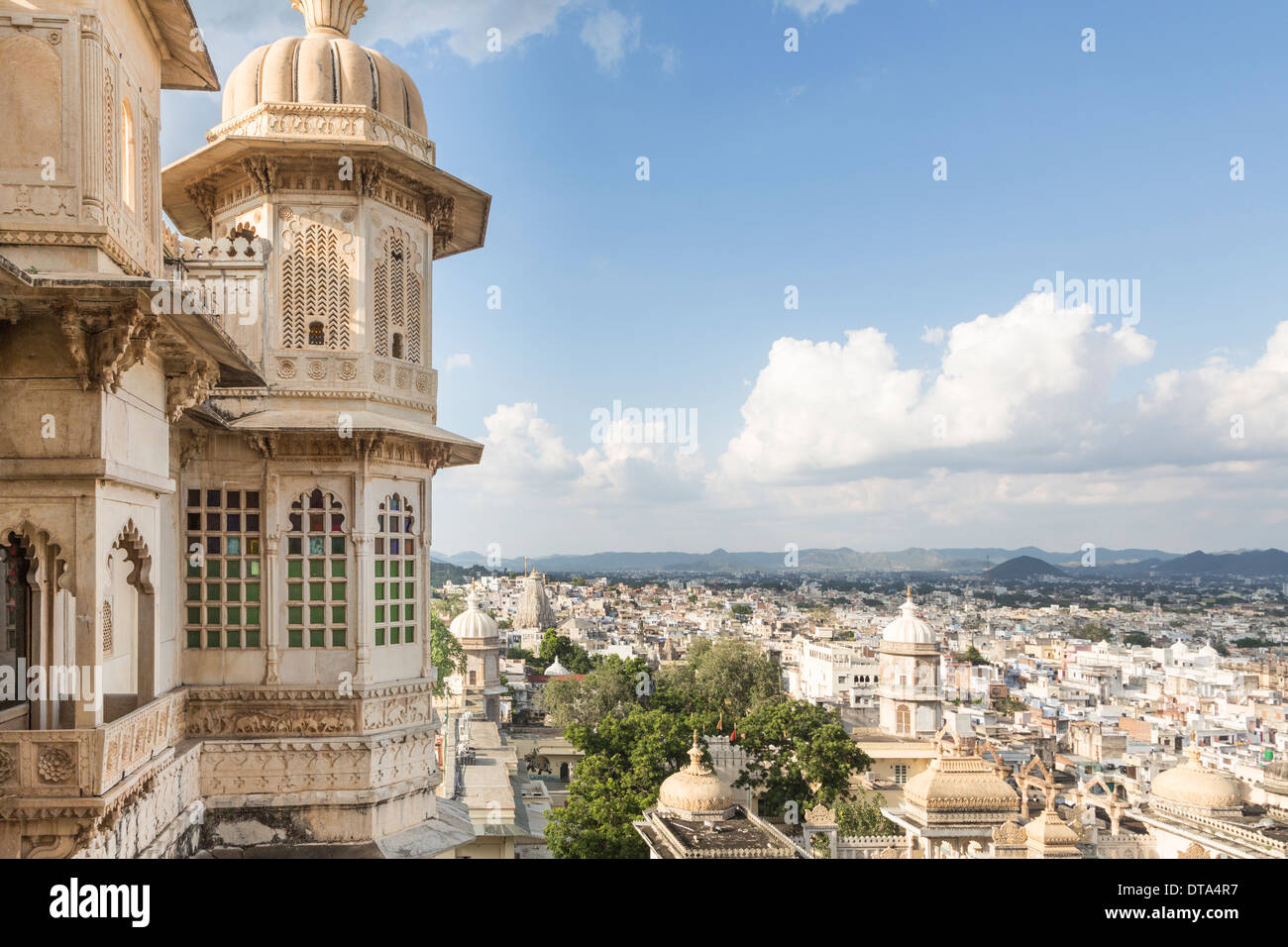 Una vista di Udaipur da il palazzo della città nel Rajasthan, India Foto Stock
