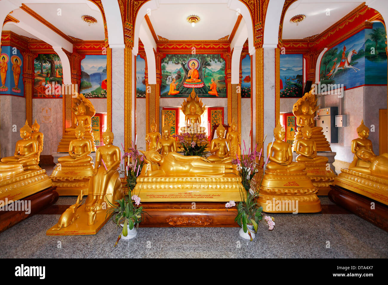 Dorare statue di Buddha e Buddha reclinato, Wat Chalong tempio, Phuket, Tailandia Foto Stock