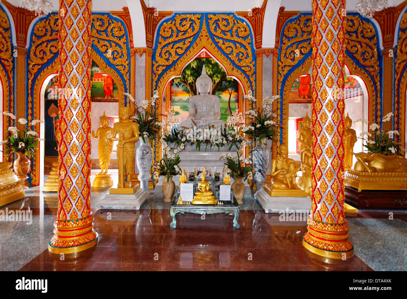 Altare buddista e ornato di colonne, Wat Chalong tempio, Phuket, Tailandia Foto Stock