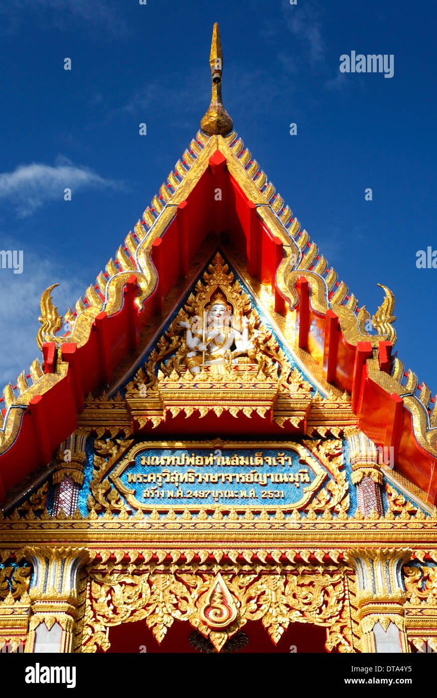 Timpano ornato, Wat Chalong tempio, Phuket, Tailandia Foto Stock