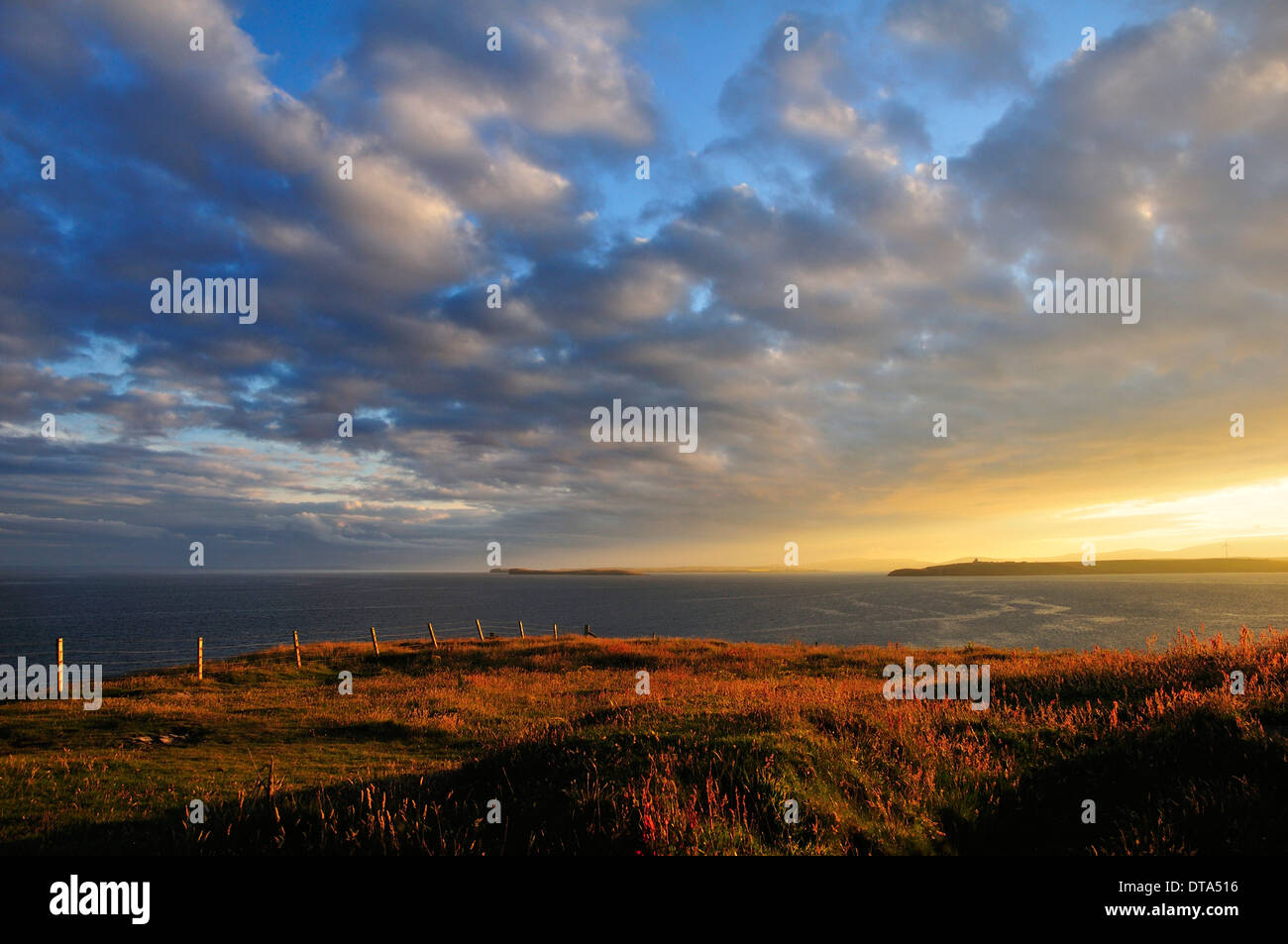 Nuvole atmosferica al tramonto vicino alla testa di Hoxa, South Ronaldsay, isole Orcadi Scozia, Regno Unito Foto Stock