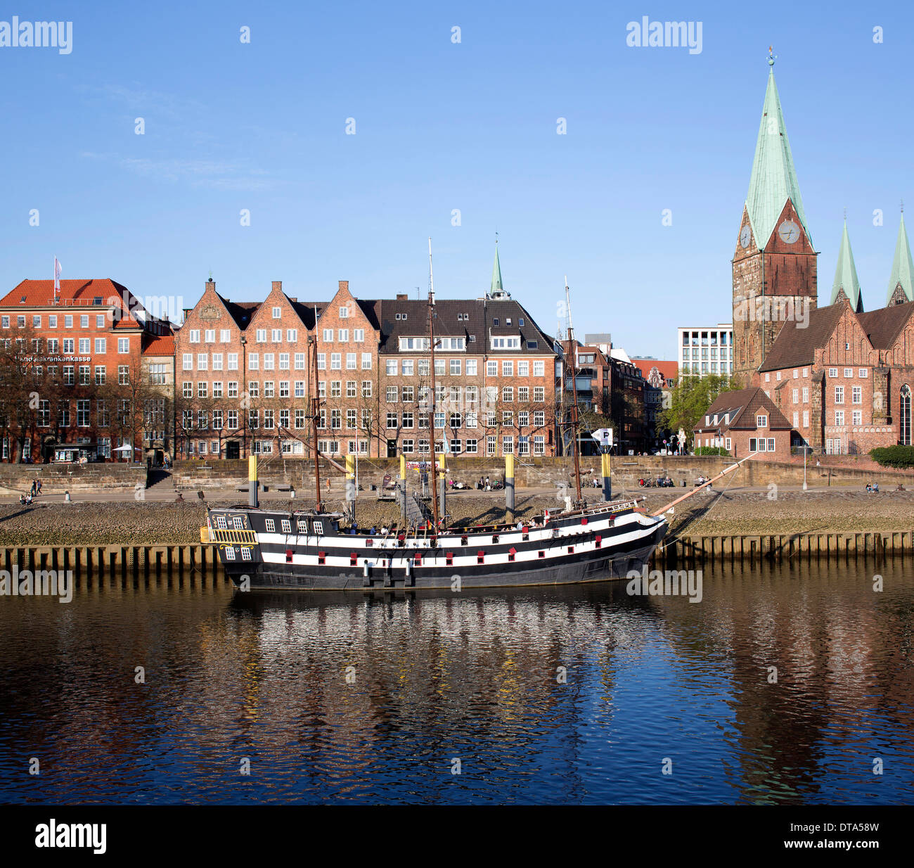 Edifici di uffici e di proprietà commerciali lungo la Schlachte promenade del fiume Weser, San Martini Chiesa, Foto Stock