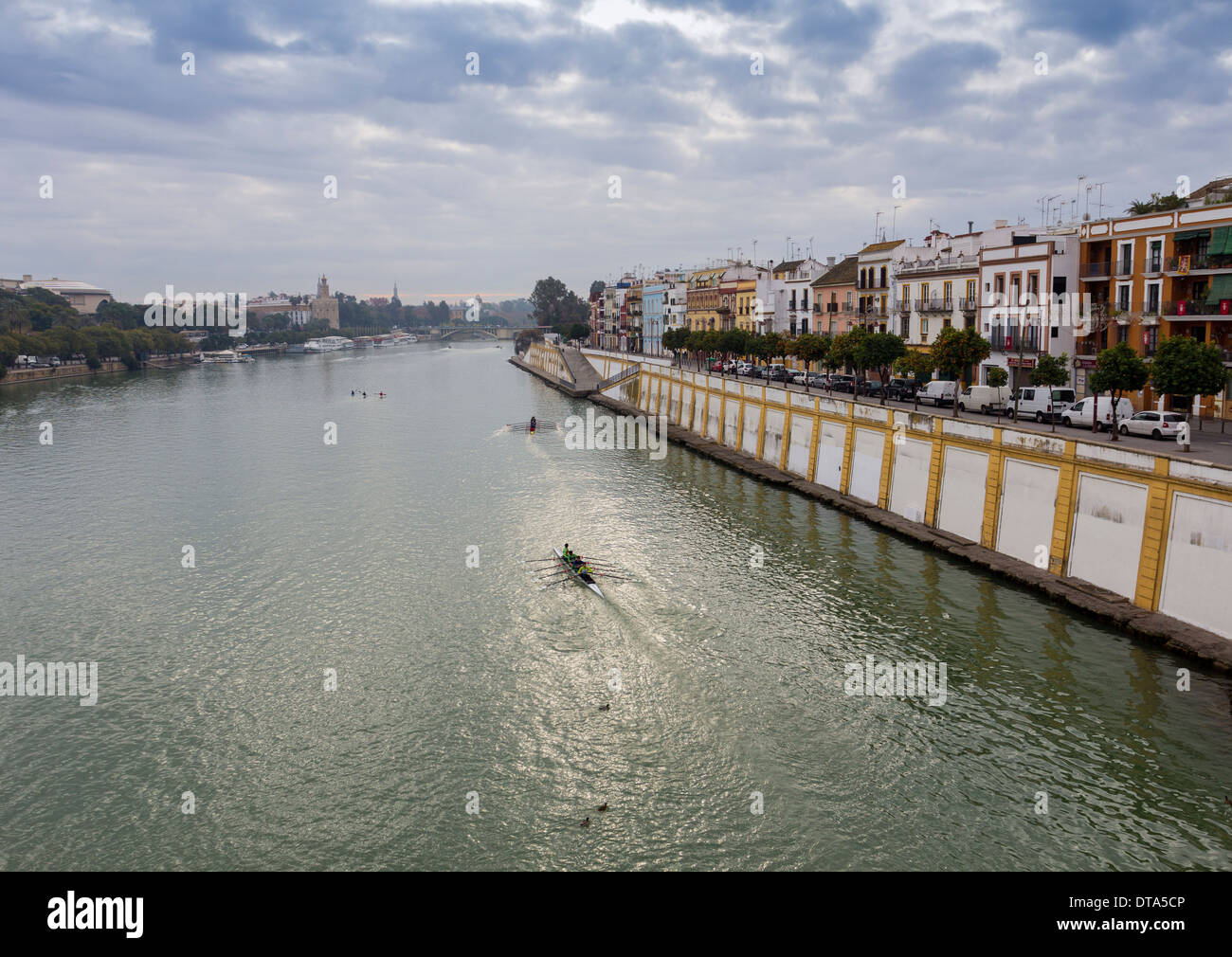 Siviglia Spagna vogatori e barche sul fiume Guadalquivir in LA MATTINA PRESTO Foto Stock