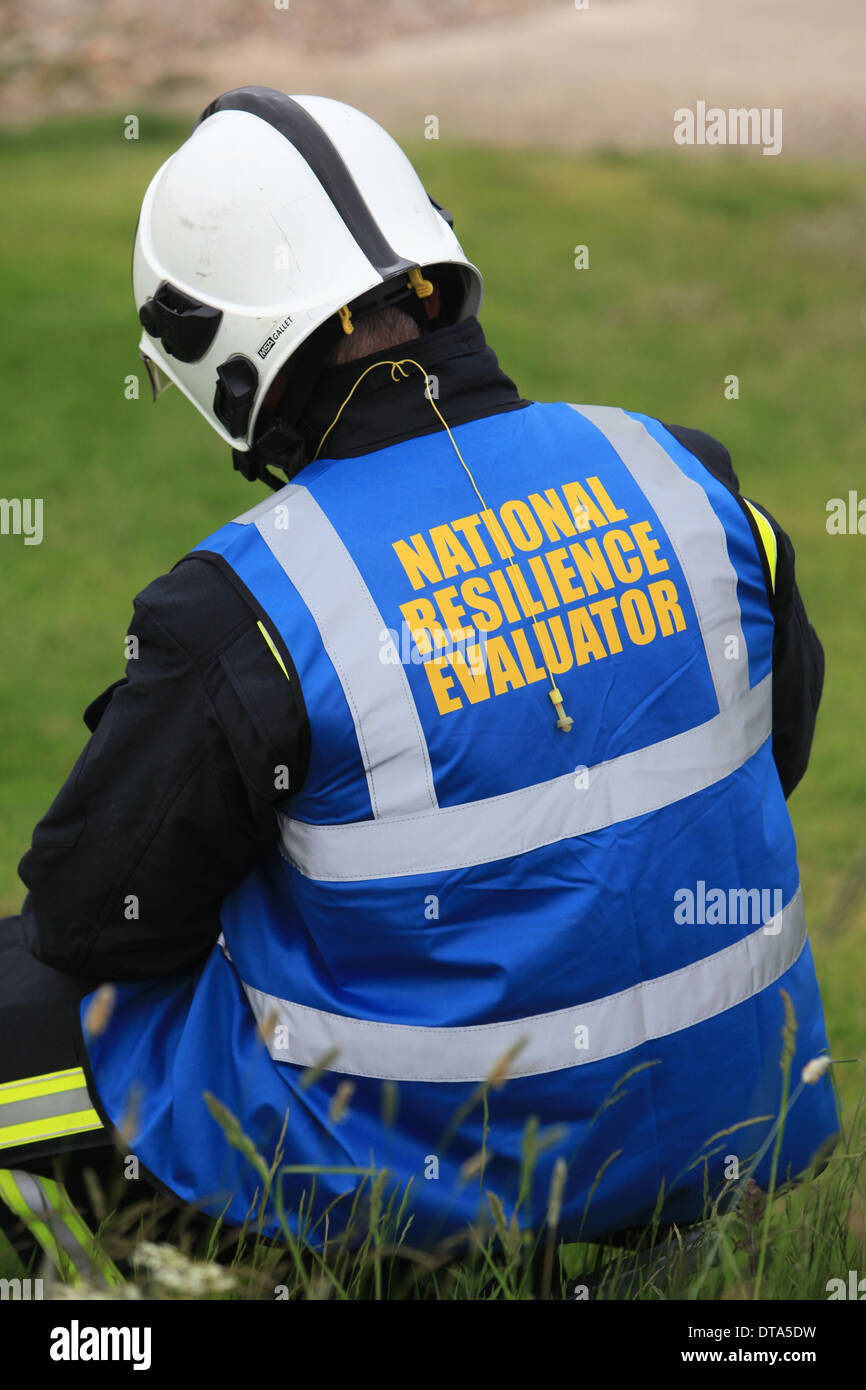 Una resilienza nazionale valutatore valutare la gestione delle inondazioni nel Regno Unito Foto Stock