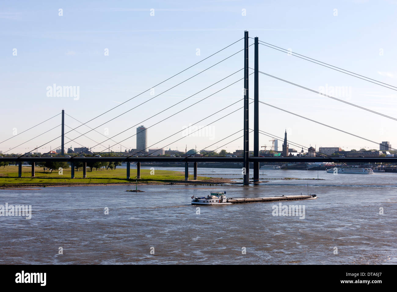 Düsseldorf, Blick vom Medienhafen auf die Rheinbrücken und Altstadt Foto Stock