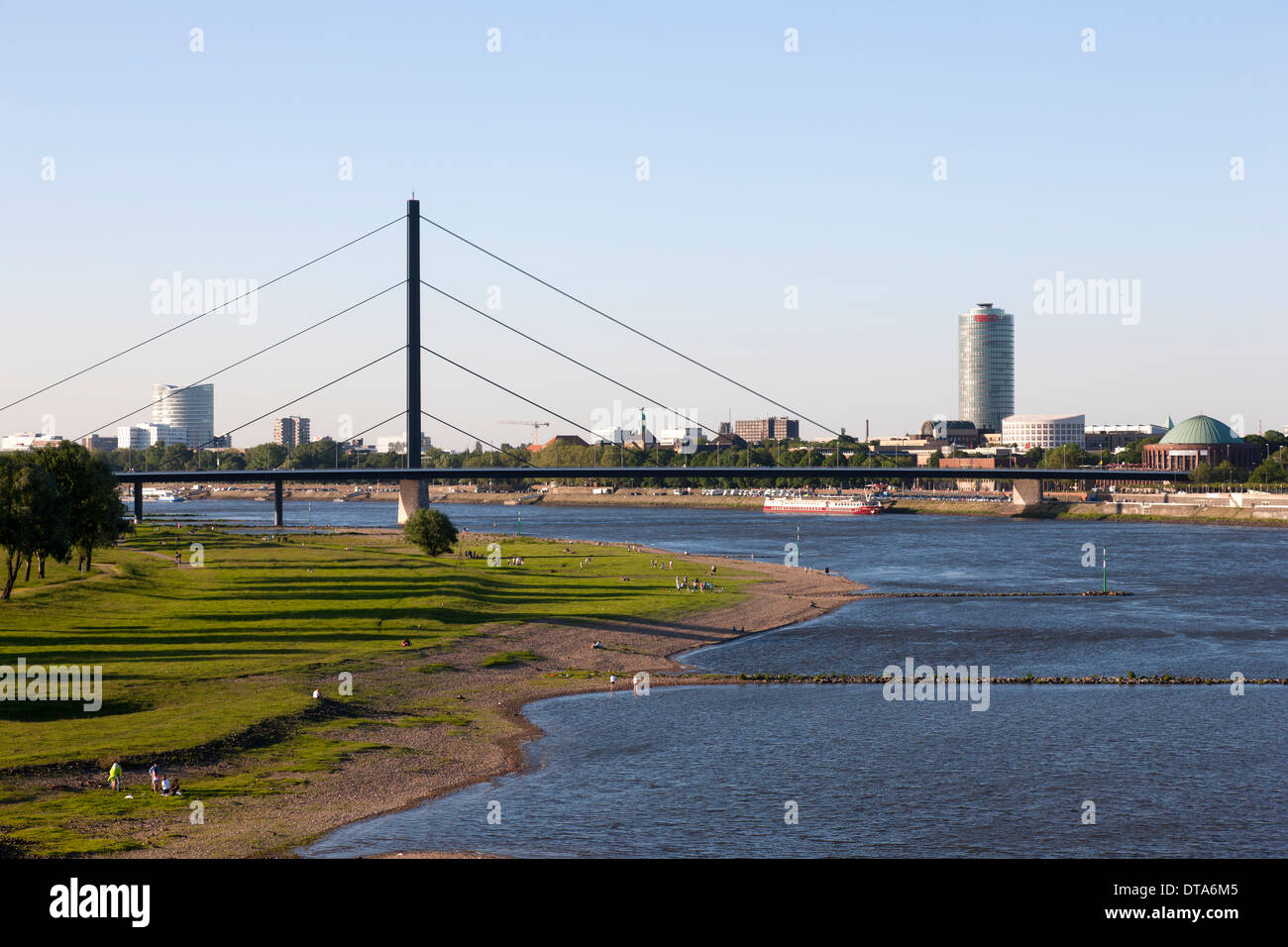 Düsseldorf, Blick vom Medienhafen auf die Rheinbrücken und Rheinwiesen Foto Stock