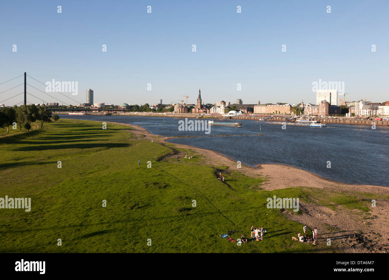 Düsseldorf, Blick von der Rheinkniebrücke auf die Rheinwiesen und Altstadt Foto Stock