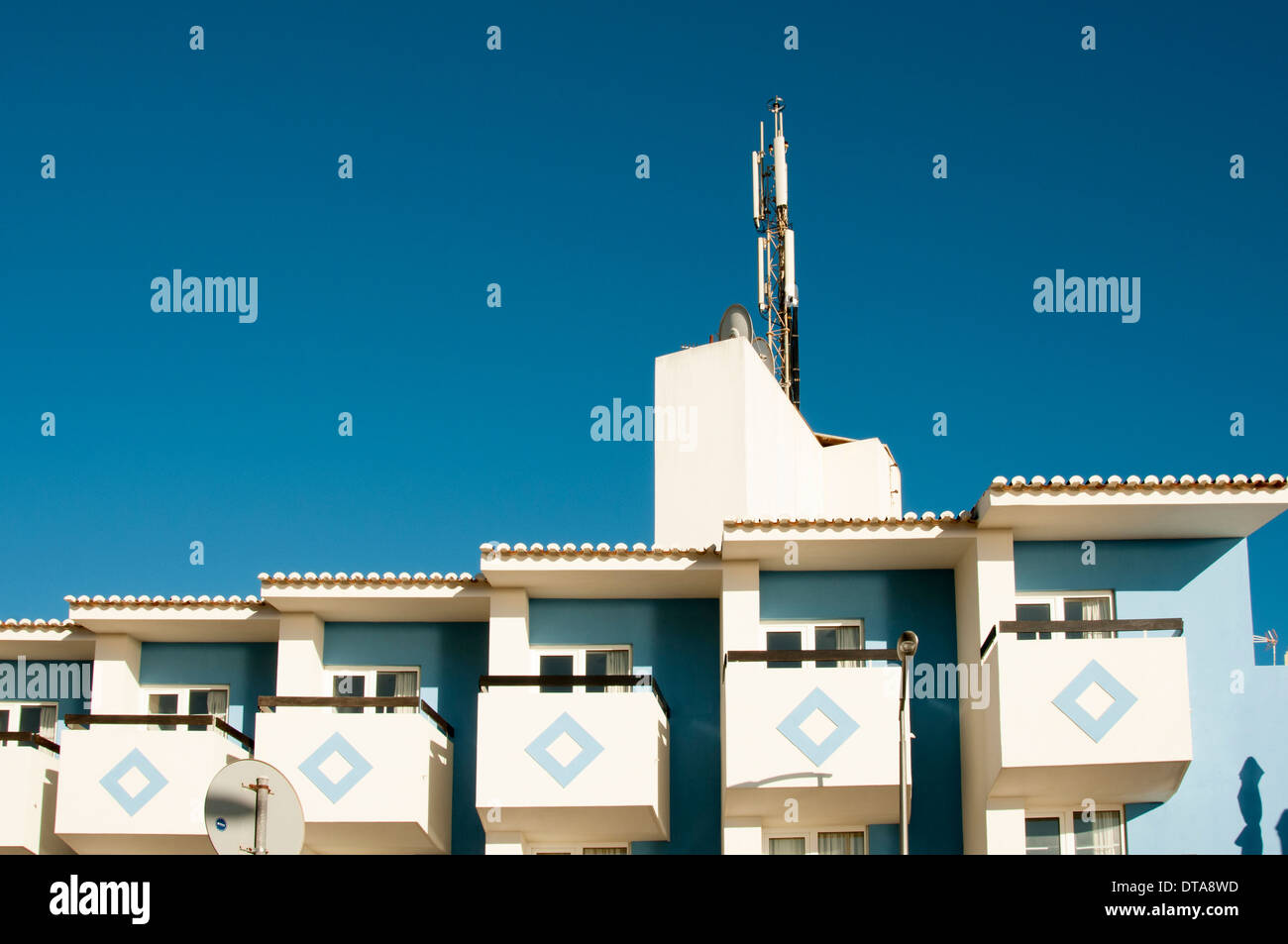 Mobile Telecommunication montante di sollevamento sulla parte superiore di un edificio Foto Stock