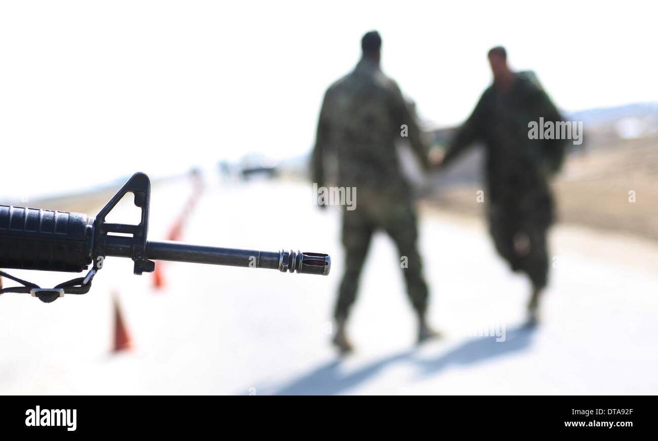 Parwan, Afghanistan. Xiii Febbraio, 2014. Esercito Nazionale Afghano soldati di guardia al di fuori del Bagram un centro di detenzione nella provincia di Parwan, Afghanistan settentrionale, il 13 febbraio, 2014. Gli Stati Uniti Forces-Afghanistan (USFOR-A) giovedì ha condannato il rilascio dei talebani detenuti dal governo afgano dall'ex U.S.-run Bagram un centro di detenzione in anticipo il giorno. Credito: Ahmad Massoud/Xinhua/Alamy Live News Foto Stock