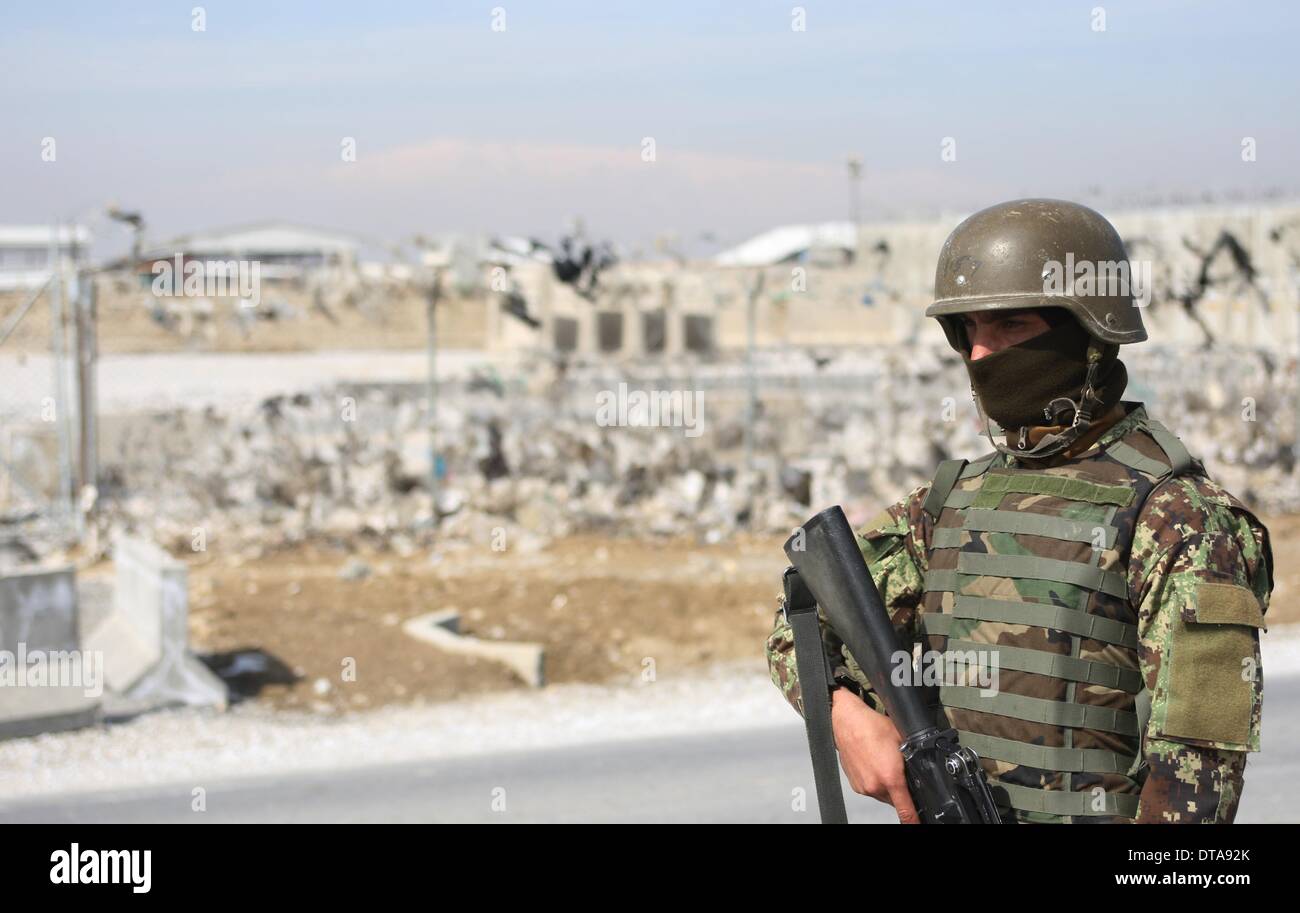 Parwan, Afghanistan. Xiii Febbraio, 2014. Un esercito nazionale afghano soldato sta di guardia al di fuori del Bagram un centro di detenzione nella provincia di Parwan, Afghanistan settentrionale, il 13 febbraio, 2014. Gli Stati Uniti Forces-Afghanistan (USFOR-A) giovedì ha condannato il rilascio dei talebani detenuti dal governo afgano dall'ex U.S.-run Bagram un centro di detenzione in anticipo il giorno. Credito: Ahmad Massoud/Xinhua/Alamy Live News Foto Stock