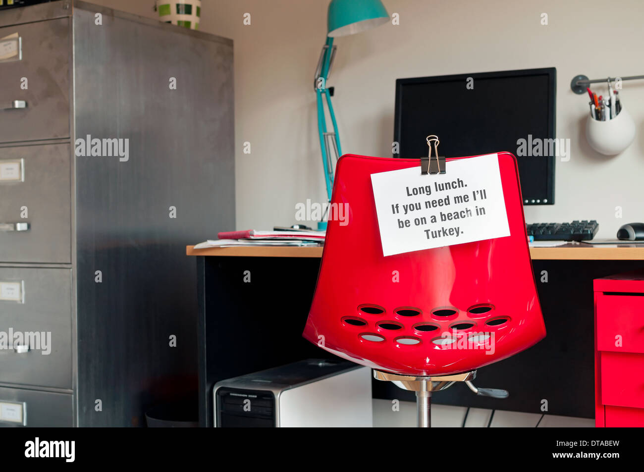 Lunga pausa pranzo. Lavoratore lascia nota sul retro della sedia da ufficio per dire se necessario, essi saranno su una spiaggia in Turchia Foto Stock