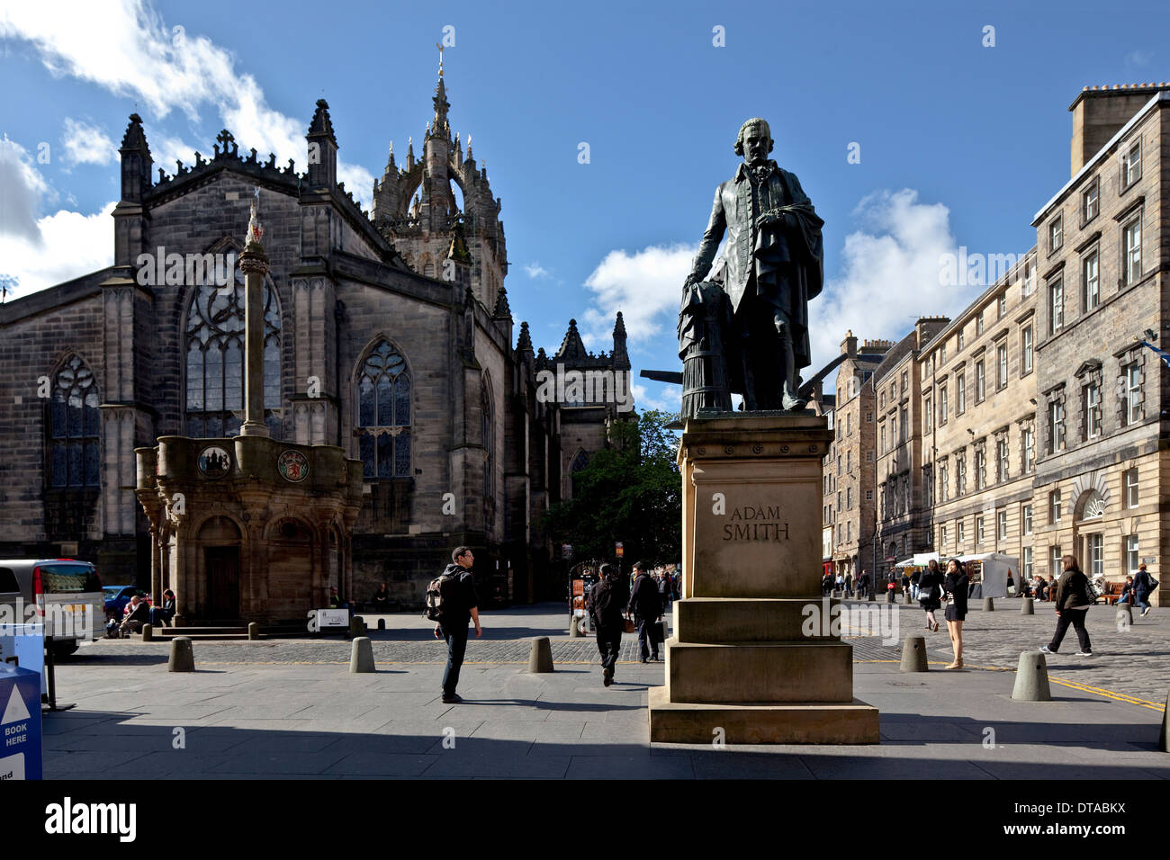 Edinburgh, la Cattedrale di St Giles und Bronzestandbild für Adam Smith Foto Stock