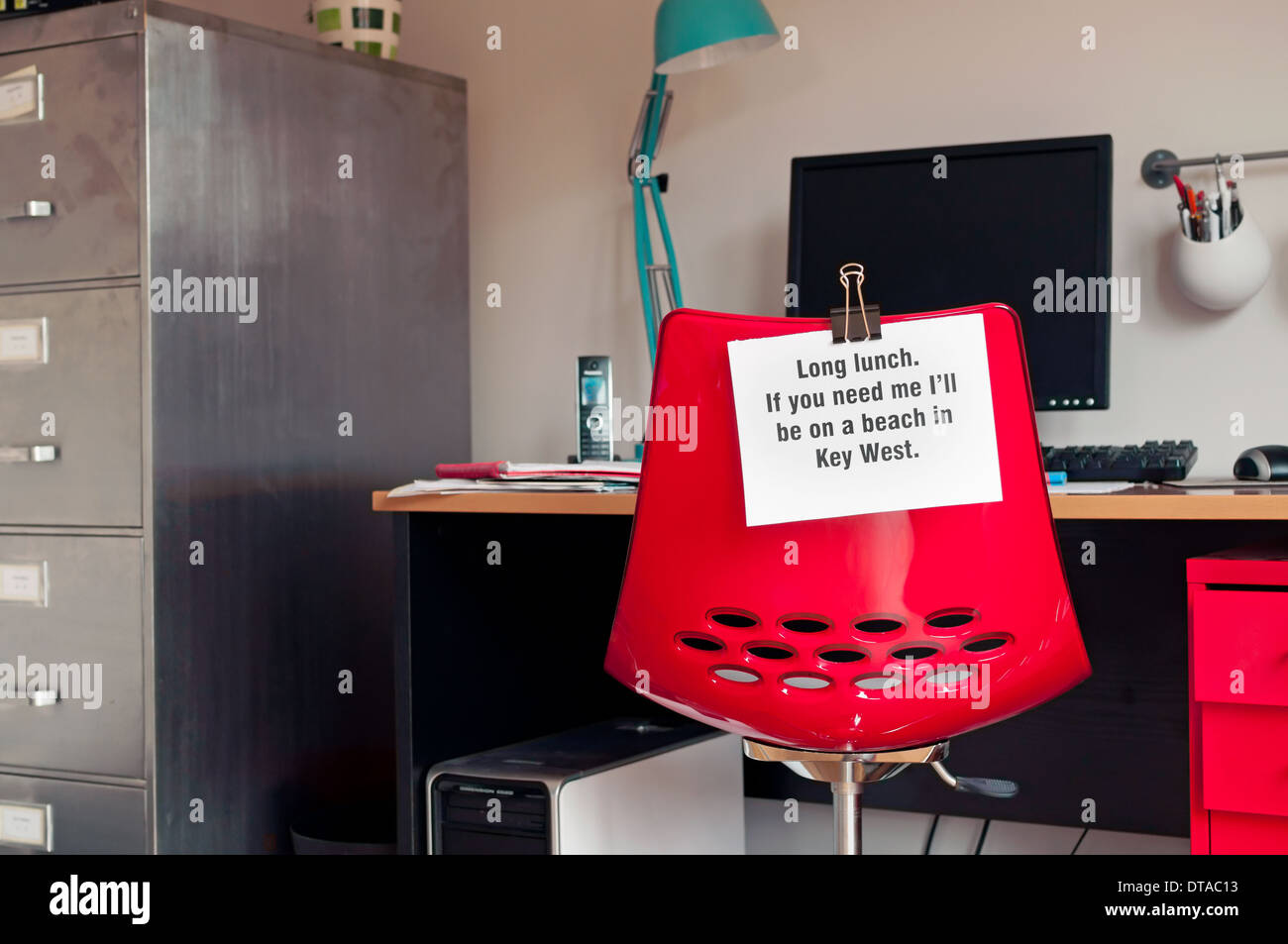 Lunga pausa pranzo. Lavoratore lascia nota sul retro della sedia da ufficio per dire se necessario, essi saranno su una spiaggia di Key West Foto Stock