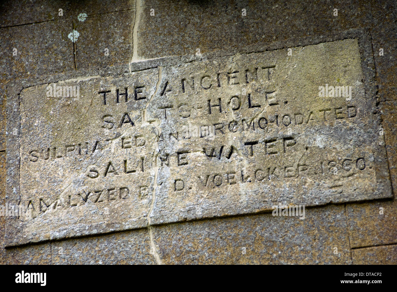 In stile vittoriano di acqua salina edificio termale la placca, sali foro, Purton Stoke, Wiltshire, Regno Unito. Foto Stock