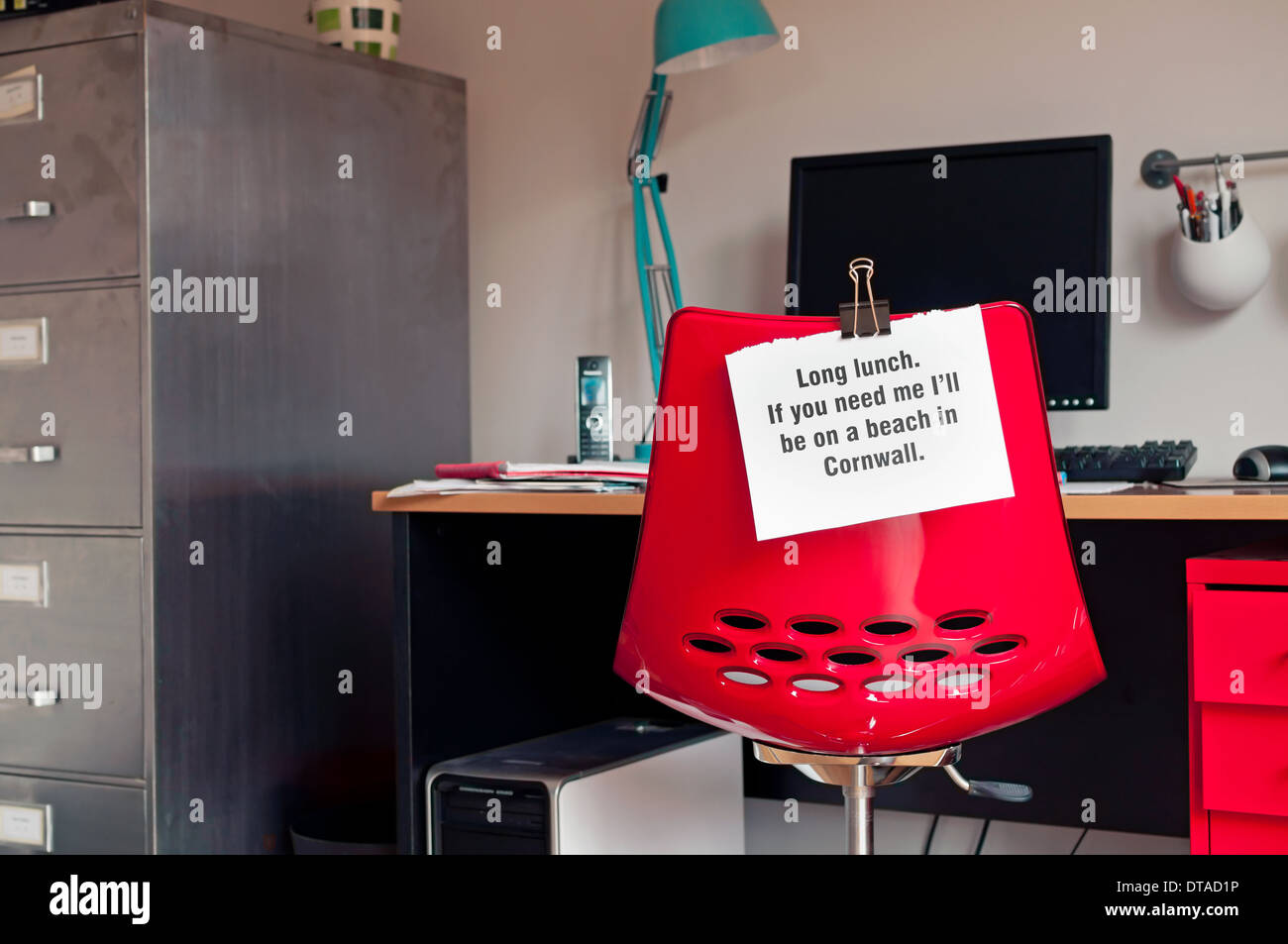 Lunga pausa pranzo. Lavoratore lascia nota sul retro della sedia da ufficio per dire se necessario, essi saranno su una spiaggia in Cornovaglia Foto Stock