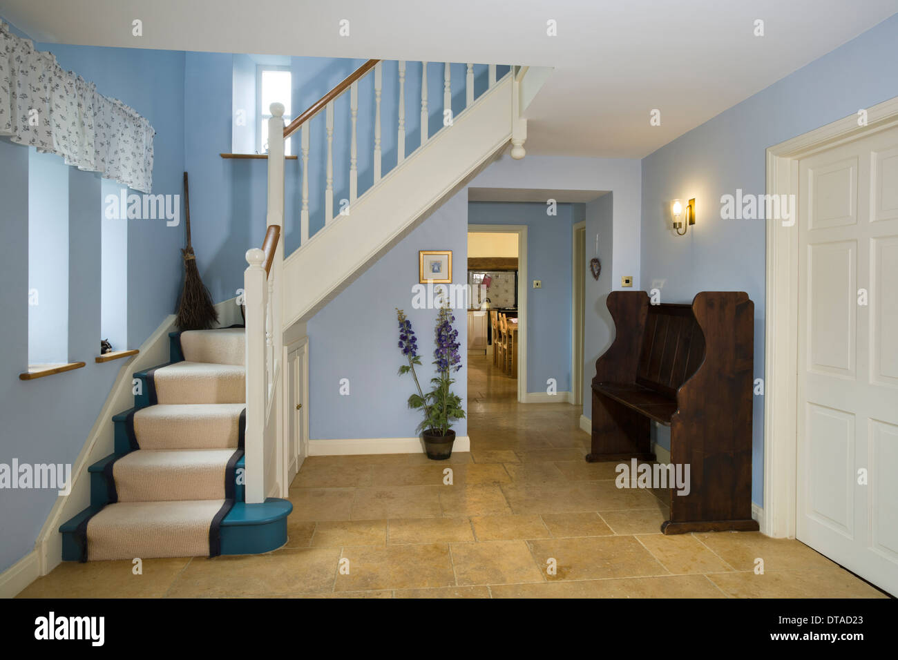 Contemporaneo di grandi dimensioni dipinte di blu hall di entrata e scale. Foto Stock
