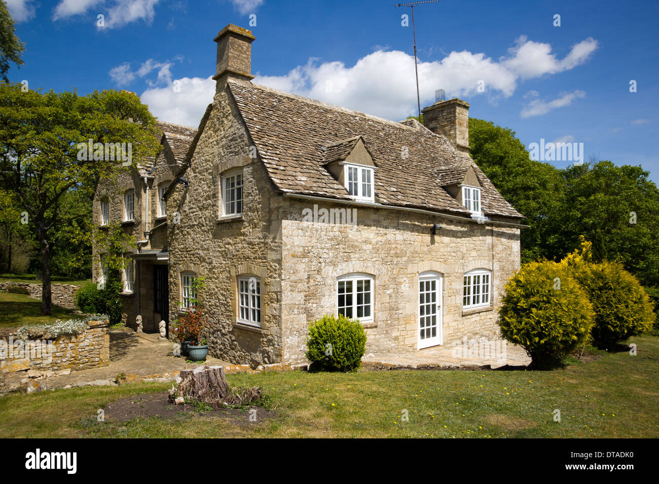 Un idilliaco Cotswold cottage e giardino, Gloucestershire, England, Regno Unito Foto Stock