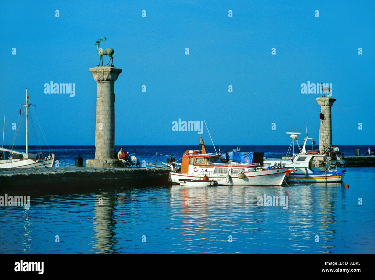 Sito del Colosso di Rodi sulla banchina del porto di Porto o di ingresso del porto di Rodi Grecia Foto Stock