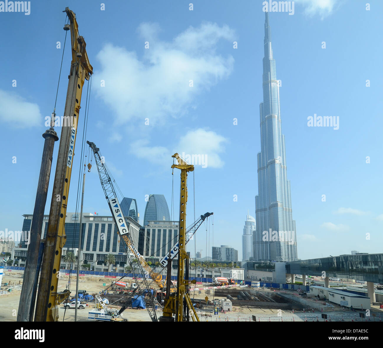 Lavori di costruzione di prendere posto vicino al Burj Khalifa - Il mondo del più alto edificio - in Dubai, UAE. Foto Stock