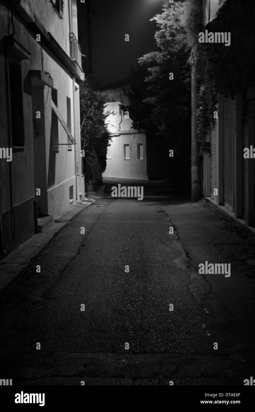 Vicolo buio e case backstreet città di notte. In bianco e nero. Foto Stock