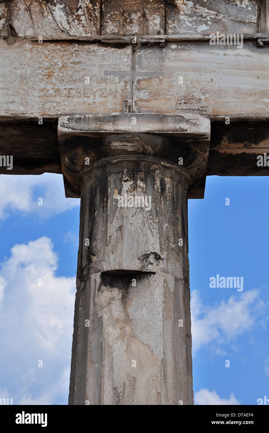 Dettaglio delle colonne doriche e sbiadita iscrizione presso la porta di Atena Archegetis. Roman Agorà di Atene in Grecia. Foto Stock