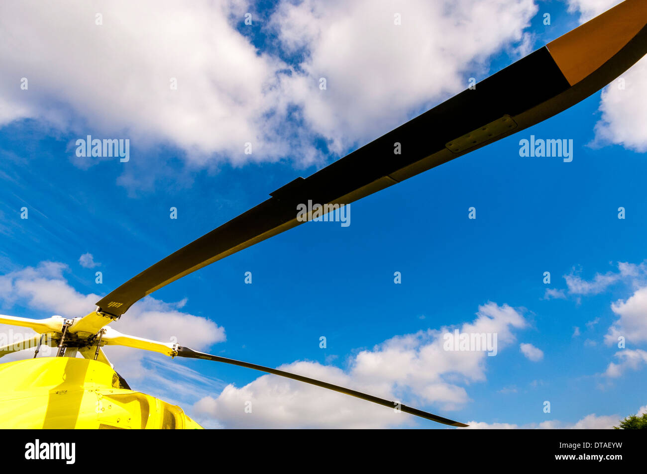 Le pale del rotore su Yorkshire Air Ambulance elicotteri Foto Stock