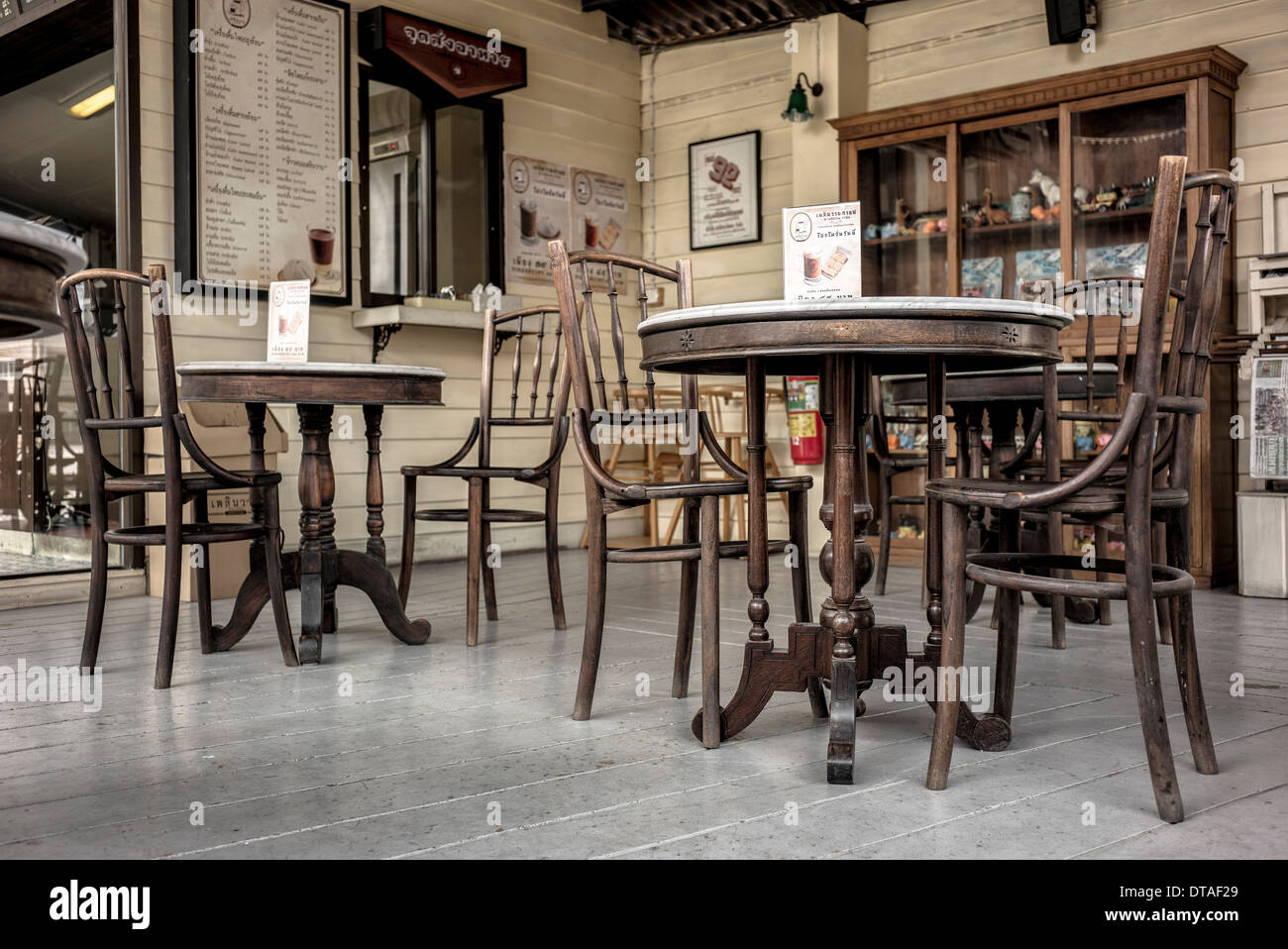 In stile retrò café vuote con tavoli e sedie. Foto Stock